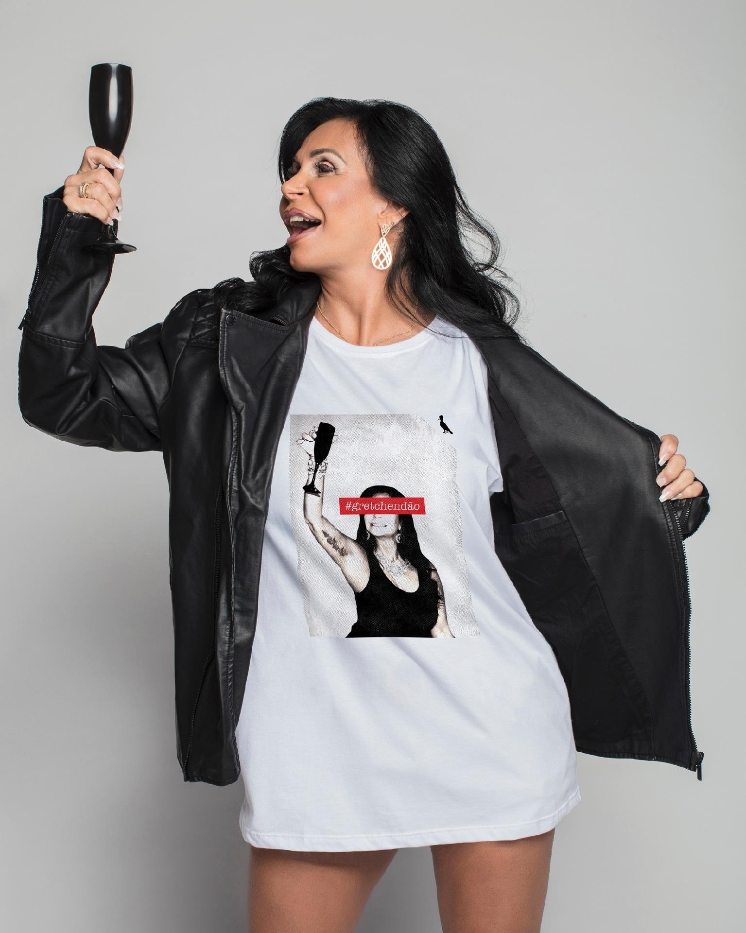 A cantora, dançarina e youtuber encara os memes com bom humor e as criações da internet viraram estampas da coleção - Daryan Dornelles/Divulgação