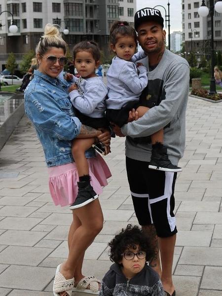 Dentinho ao lado da esposa Dani Souza, do filho Bruno Lucas e das gêmeas Rafaella e Sophia - Reprodução/Instagram