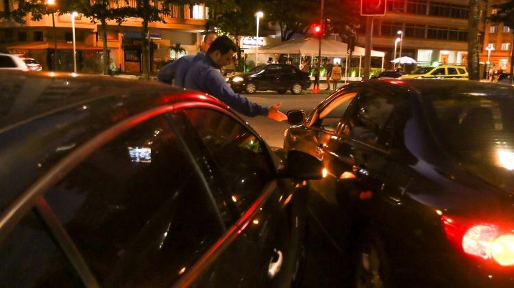 Dois motoristas ficaram distraídos e provocaram uma batida de carros na Avenida Atlântica, em Copacabana - Divulgação/Haruo - Divulgação/Haruo
