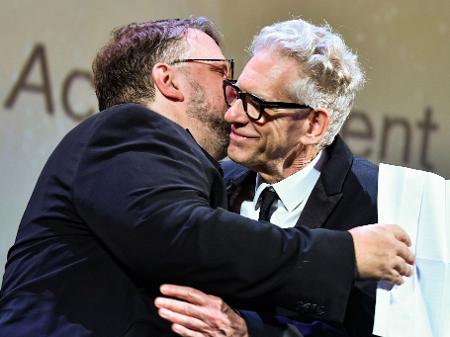 Guillermo del Toro entrega prêmio a David Cronenberg no Festival de Veneza - AFP/ALBERTO PIZZOLI
