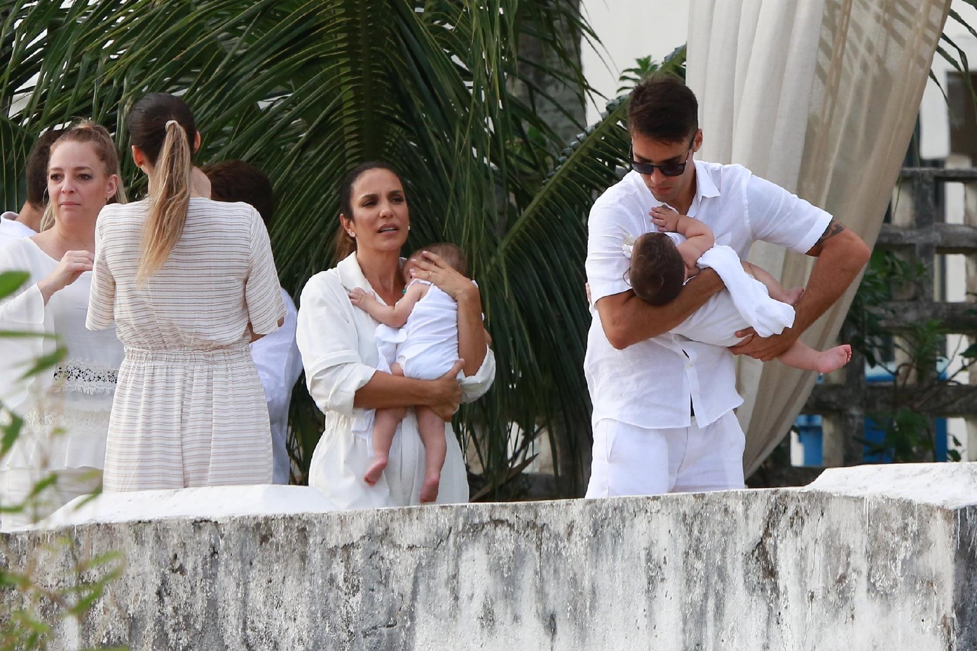 A mamãe recomendou que todos os convidados vestissem branco para homenagear as pequenas - AgNews