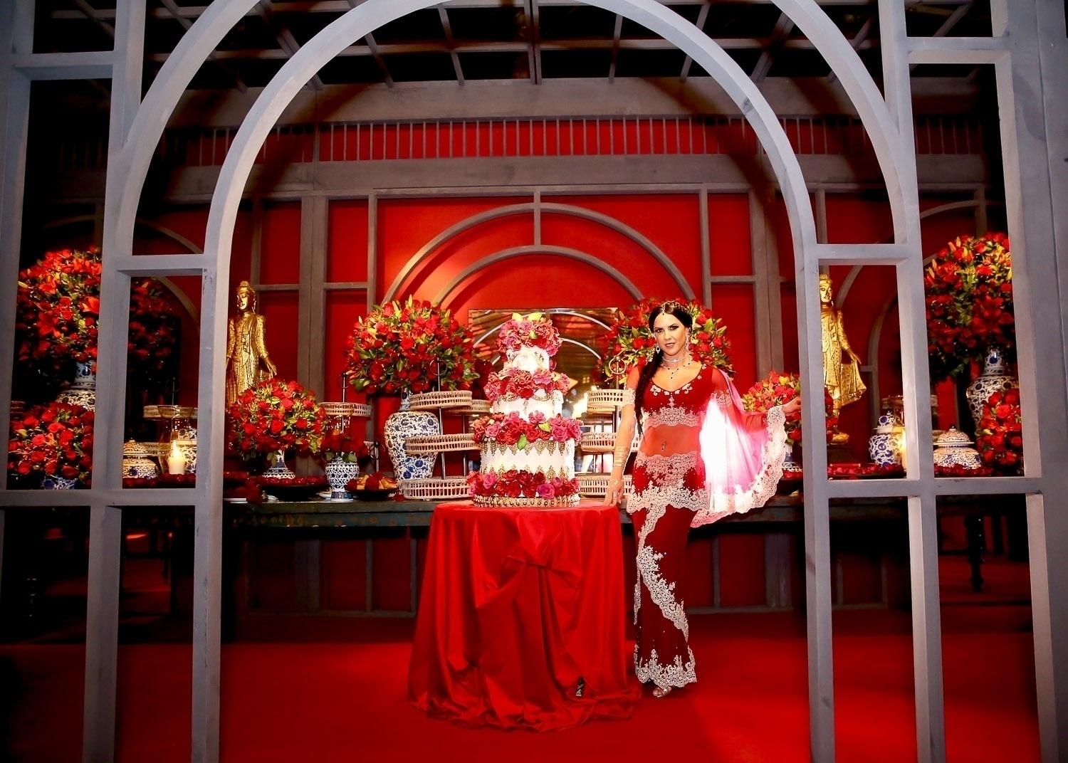 Graciele posa ao lado do bolo de sua festa - Manuela Scarpa/Brazil News