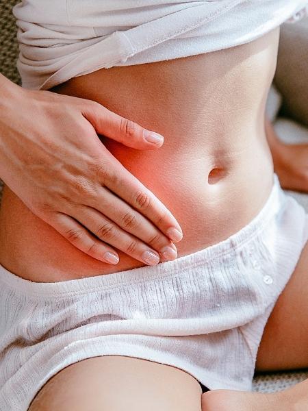 Mulher sentindo dor da apendicite com a mão no abdômen - Maksym Azovtsev/IStock - Maksym Azovtsev/IStock