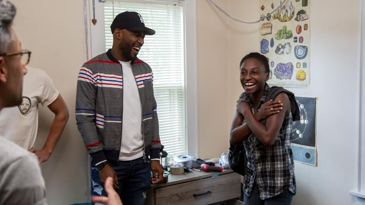 Jess Gilbo (à esquerda) interage com Tan France e Karamo - Divulgação/Netflix - Divulgação/Netflix