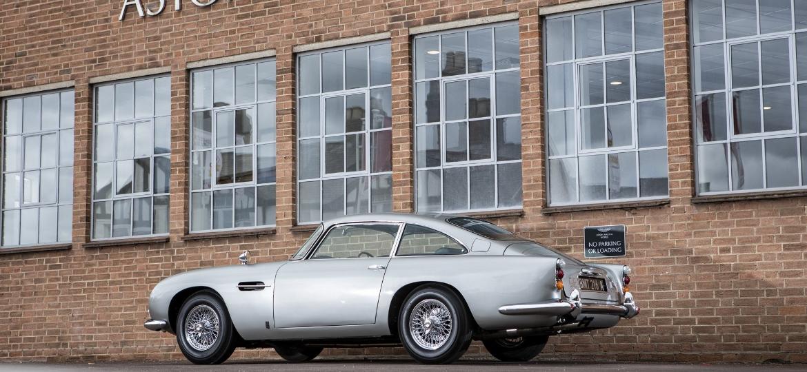 Aston Martin DB5, em frente à sede da fabricante. Carro apareceu no filme "007 Contra Goldfinger" - Divulgação