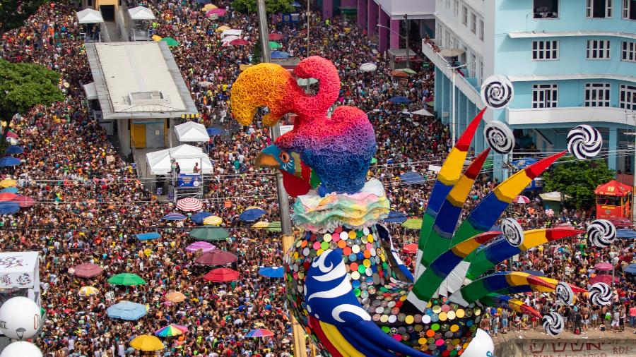 Galo da Madrugada arrasta foliões em Recife: Carnaval em PE será suspenso em 2021 - ANA LEAL/O FOTOGRÁFICO/ESTADÃO CONTEÚDO