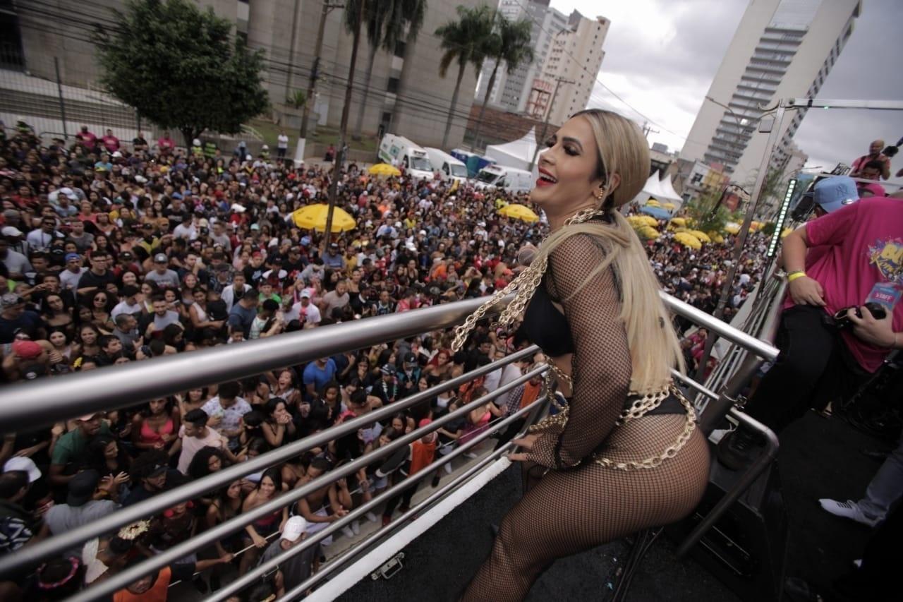 Cantora Mila, do hit "Tudo Ok", agita  foliões no Bloco KondZilla - André Lucas/UOL