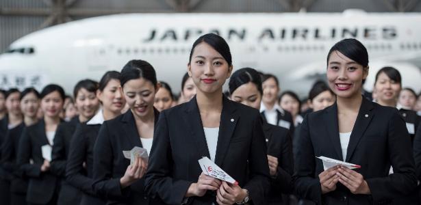 Aeromoças da japan airlines não são mais obrigadas a usar salto alto e saia