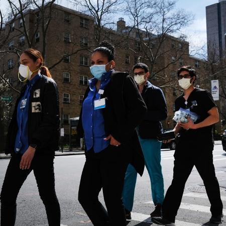 Profissionais da saúde circulando com máscaras em Nova York - Getty Images