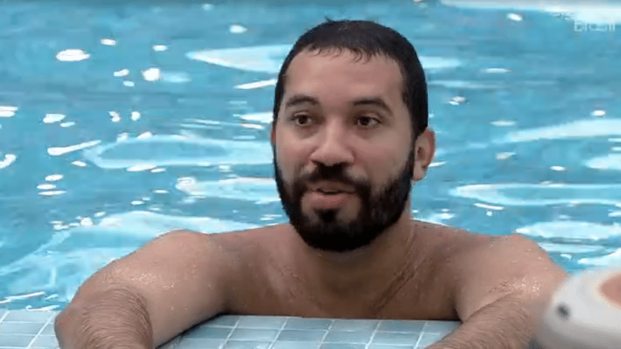 BBB 21: Gilberto conversa na piscina sobre a festa do líder - Reprodução / Globoplay 