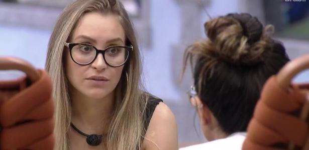 Entrando na brincadeira, ex-BBB Juliette honra o nome e coloca óculos juliet  na mãe: Como ela tá chique