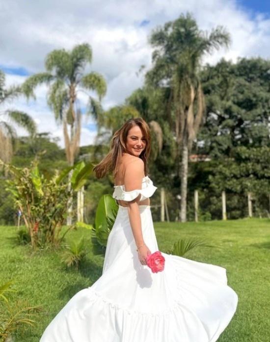 Paolla Oliveira no quintal do seu sítio - Reprodução/Instagram