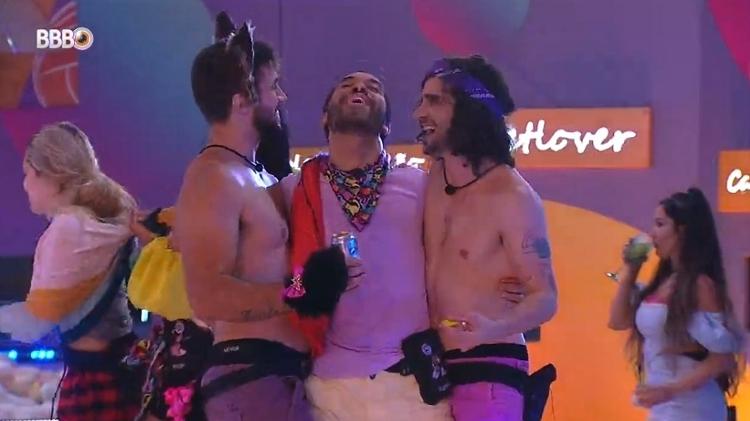 BBB 21: Gilberto brinca com Arthur e Fiuk durante festa - Reprodução/Globoplay - Reprodução/Globoplay