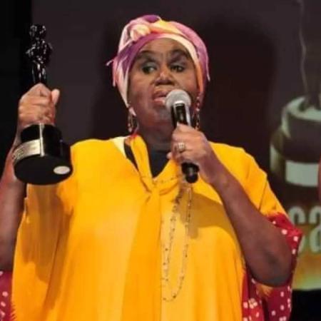 Marina Miranda ao receber o Troféu Raça Negra - Reprodução / Instagram / @sylviamirandaoficial - Reprodução / Instagram / @sylviamirandaoficial