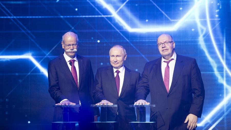 Dieter Zetsche, da Daimler, presidente russo Vladimir Putin e o ministro da economia alemão Peter Altmaier em abertura de fábrica da Mercedes na Rússia - Reprodução