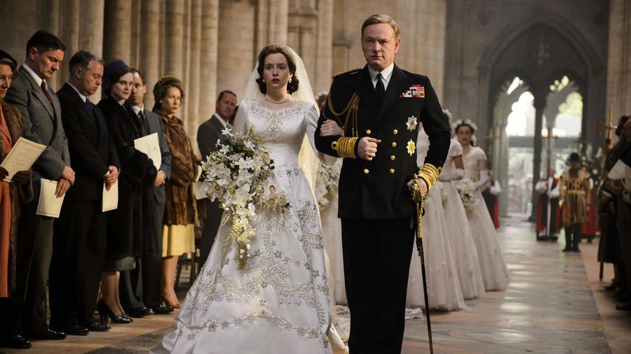 Claire Foy, como rainha Elizabeth 2ª, no casamento recriado na série "The Crown", da Netflix - Divulgação