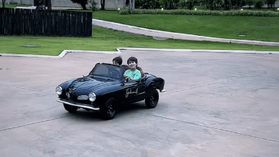 Filhos de Gusttavo Lima aceleram miniatura com motor elétrico do clássico Volkswagen Karmann Ghia - Reprodução/Instagram