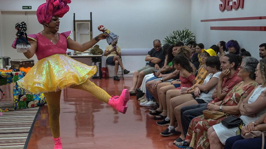 A drag queen Paulo Reis, conhecido como Helena Black, no Teatro do SESI, São José dos Campos
