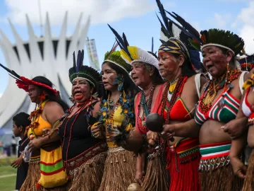 Indígenas marcham em Brasília e cobram demarcações de terras