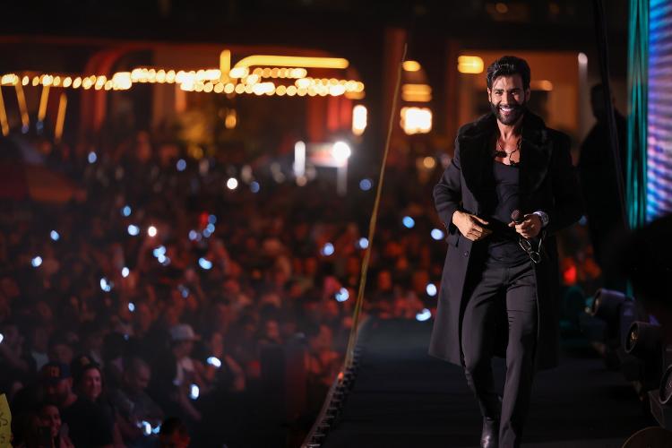 Gusttavo Lima durante show em Goiânia no sábado (31)