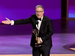 Emmy 2024: John Oliver agradece sua cachorra morta em discurso