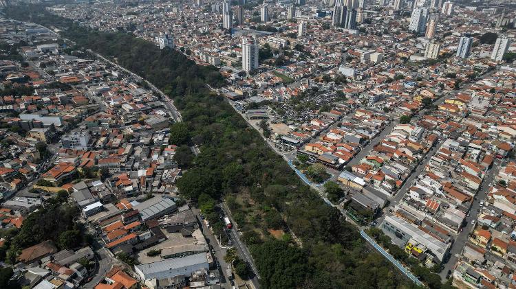 Vista aérea mostra o Parque Linear Tiquatira, onde Hélio da Silva plantou mais de 40 mil árvores de 160 espécies diferentes