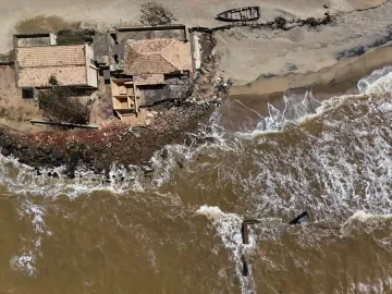 Litoral brasileiro sofre devastação crescente com avanço do mar