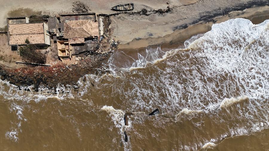 Vista aérea mostra casas destruídas na praia em Atafona, no Rio de Janeiro