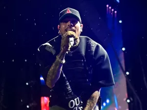 Fãs passam pano em passado violento de Chris Brown em show revisional em SP