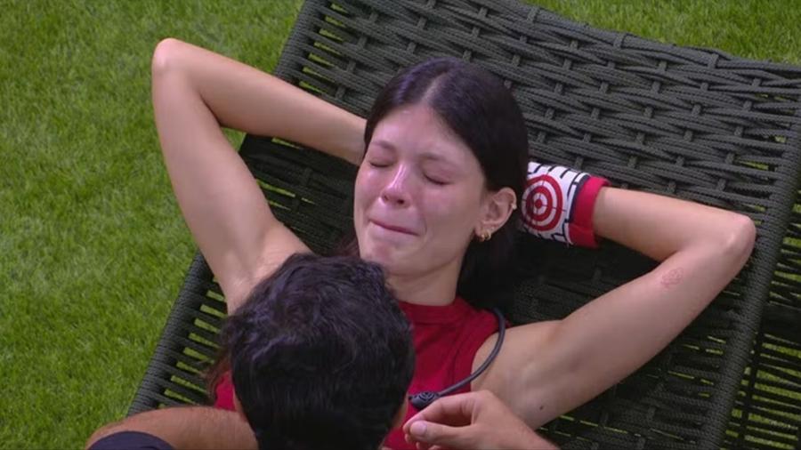 Vitória Strada chorou no BBB 25 e foi consolada por Mateus