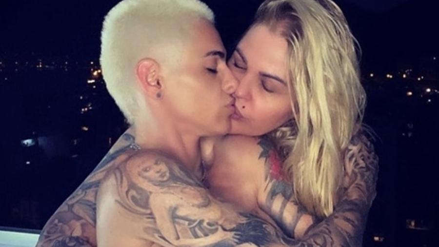 Monique Evans comemora dia dos namorados com foto topless ao lado de esposa Monique Evans comemora dia dos namorados com foto topless ao lado de esposa