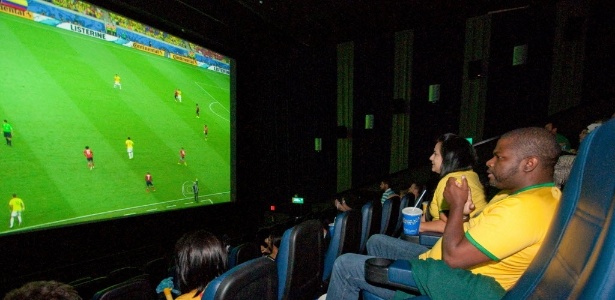 Torcida assiste a jogo do Brasil na Copa 2014 em cinema de Ribeirão Preto (SP) - Fabio Melo/Folhapress