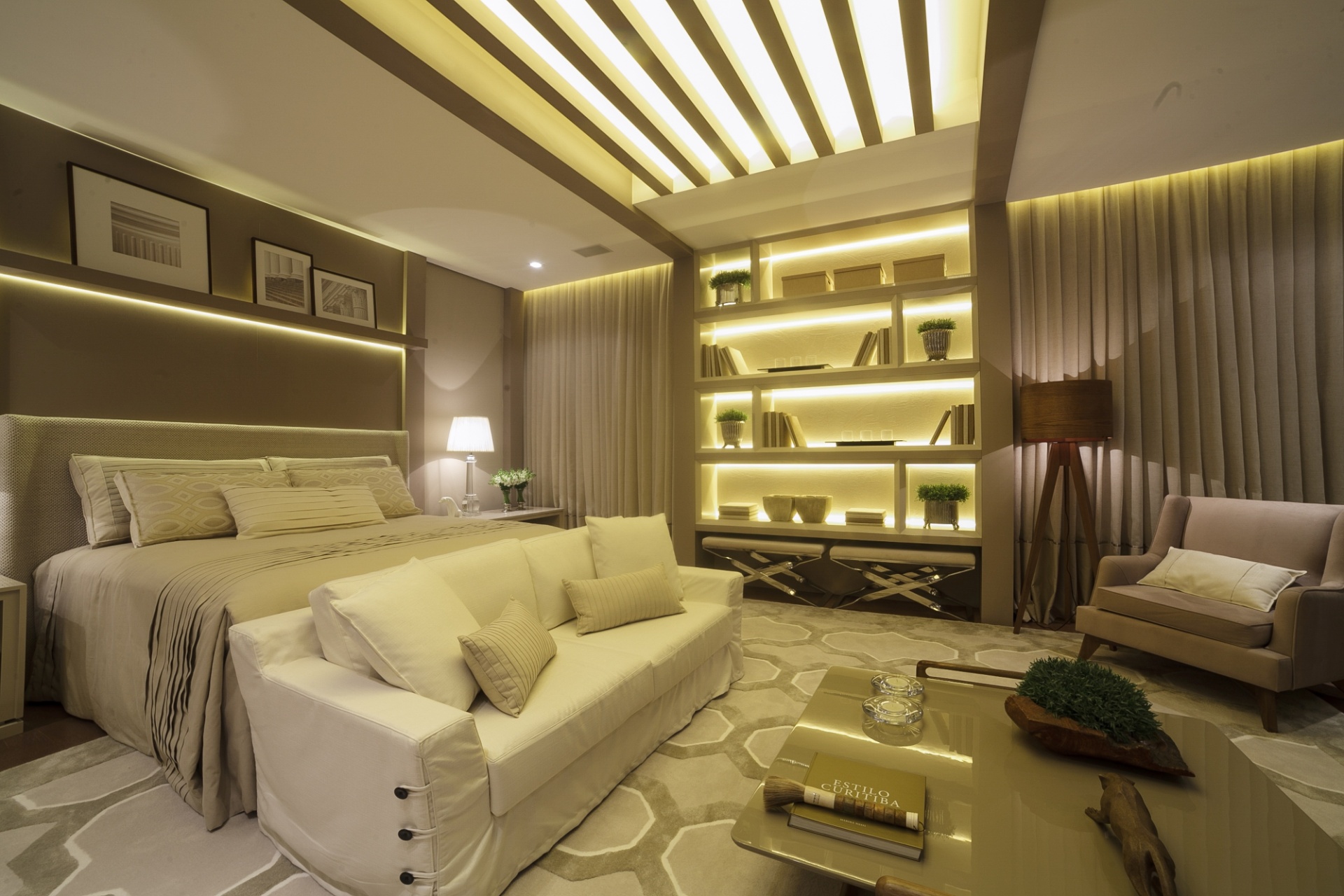 5 - Quarto do casal clássico. A arquiteta Viviane Loyola desenvolveu o projeto para um casal conservador, que não abre mão do conforto. O dormitório integra o espaço para a cama e uma área de estar com sofá e poltrona para leitura. A Casa Cor Paraná fica em cartaz até dia 9 de agosto de 2015, na Rua Fernando Amaro, 60, em Curitiba. Outras informações: www.casacor.com.br - Daniel Sorrentino/ Divulgação