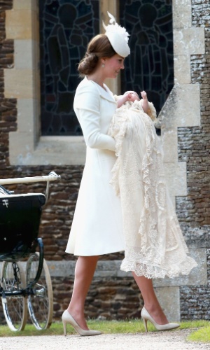 5.jul.2015 - Nascida em 2 de maio, Charlotte receberá seu primeiro sacramento das mãos do arcebispo de Canterbury, Justin Welby. É a primeira vez que os duques de Cambridge aparecem em público junto de Charlotte e seu irmão mais velho, o príncipe George, nascido em 2013