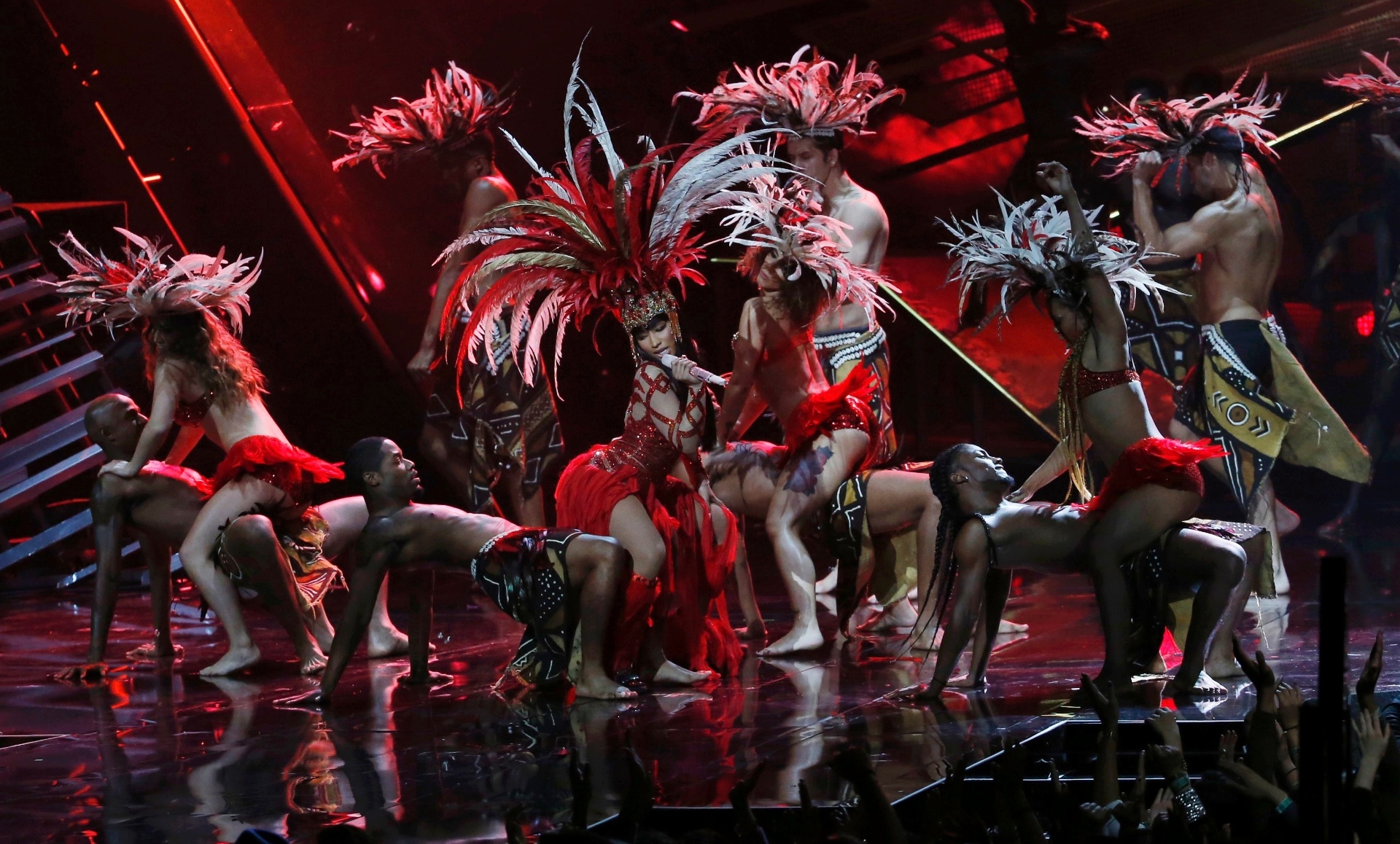 30.ago.2015 - A cantora Nicki Minaj abriu o VMA 2015 com um vestido vermelho e imensas plumas na cabeça - Mario Anzuoni/Reuters
