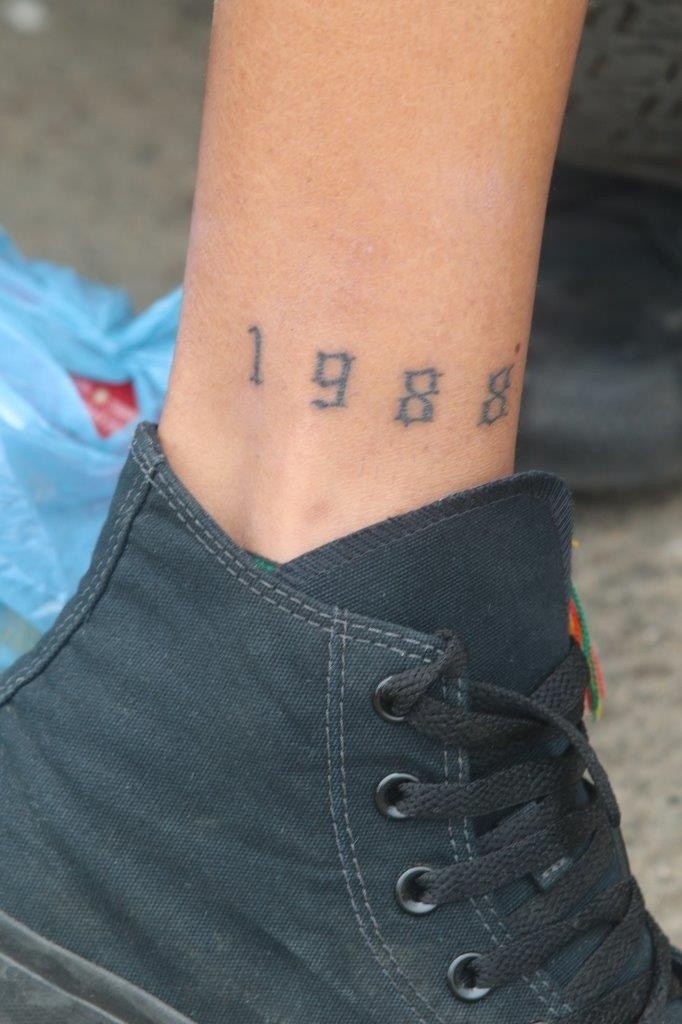 26.set.2015 - Fãs mostram tatuagem em homenagem à cantora Rihanna - Zulmair Rocha/UOL