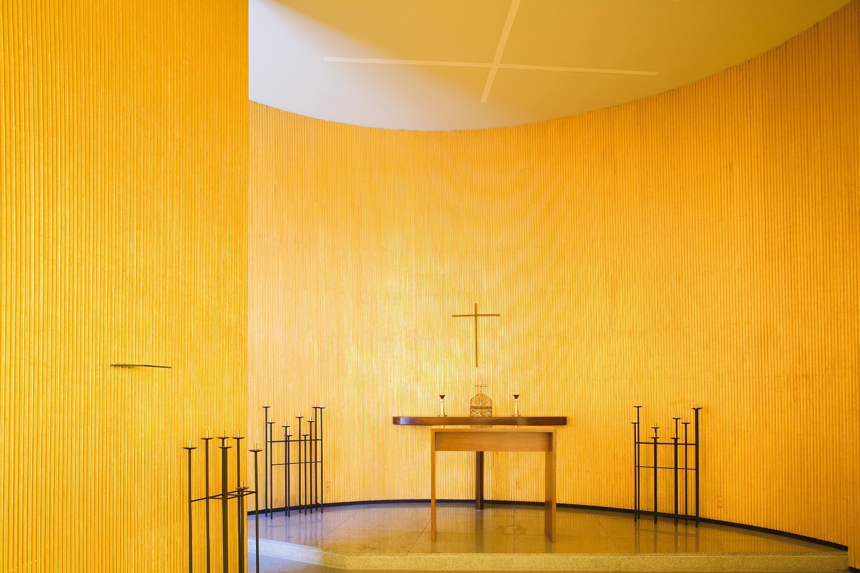 Apesar de singela e com interior absolutamente despojado e livre de ornamentos, a capela evoca as igrejas barrocas brasileiras a partir dos lambris de jacarandá, revestidos de folhas de ouro. Os projetos da capela e do Palácio da Alvorada levam a assinatura do arquiteto Oscar Niemeyer - Leonardo Finotti/ UOL