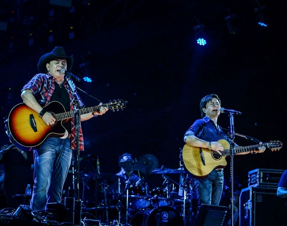 31.out.2015 - Chitãozinho e Xororó se apresentam no festival Caldas Country Show, em Caldas Novas, Goiás - Francisco Cepeda/AGNews