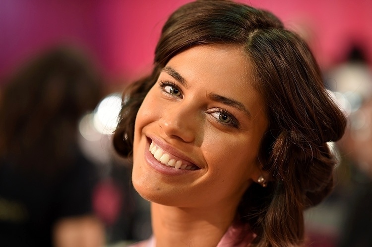 Sara Sampaio no Victoria's Secret Fashion Show 2015 com rolos no cabelo - Getty Images