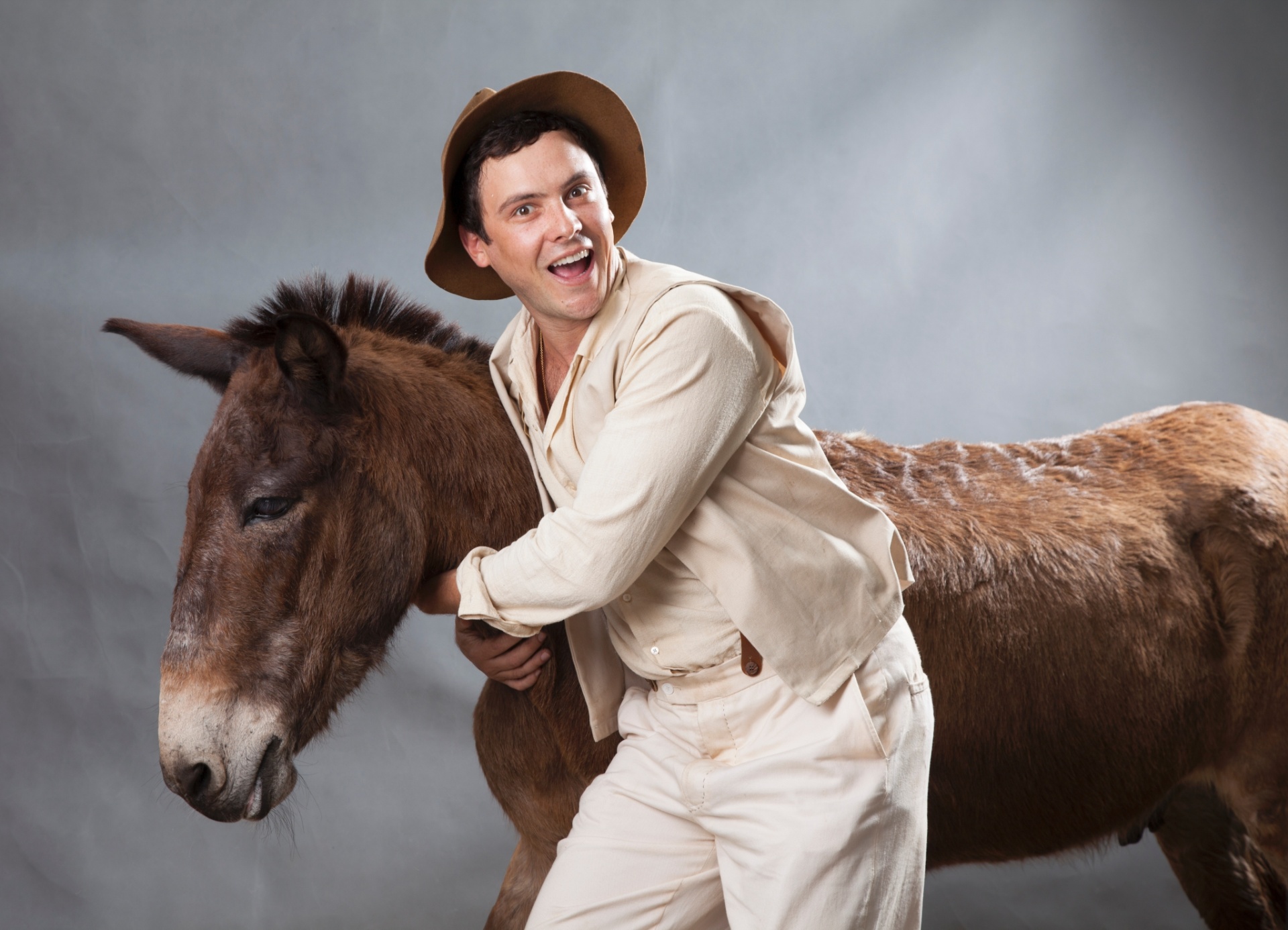 Não é todo estreante em novela que estampa a capa do CD com a trilha sonora da novela... Aqui, um registro dos bastidores da sessão de fotos - Sergio Zalis/TV Globo