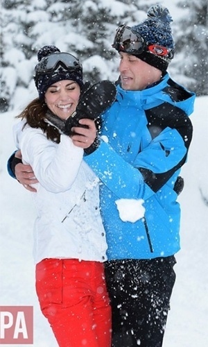 7.mar.2016 - Príncipe William e a Duquesa Kate Middleton curtem férias nos alpes franceses com os filhos Charlotte e George. - John Stillwell/Divulgação