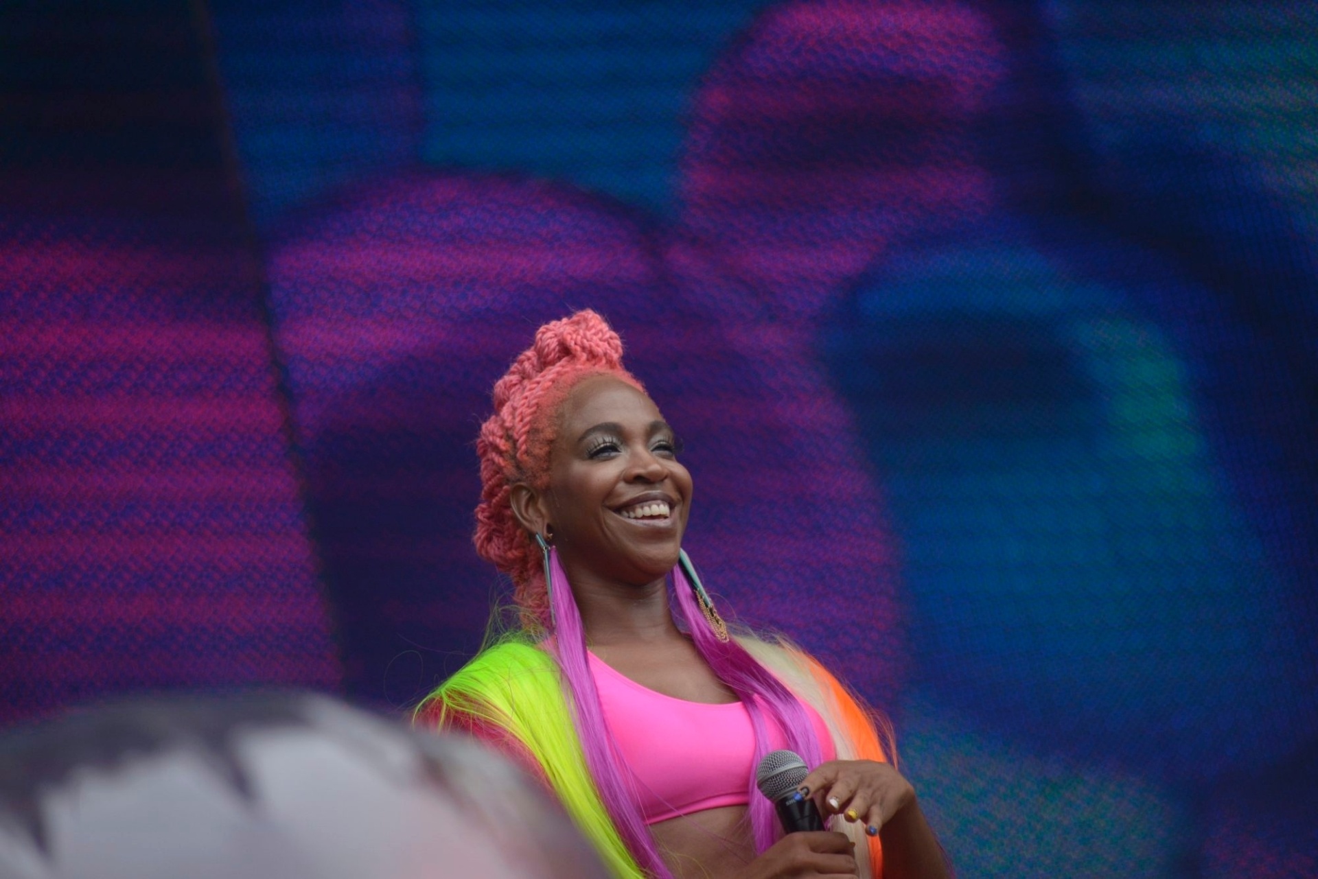 13.mar.2016 - Karol Conká se apresenta no segundo dia do Lollapalooza Brasil 2016 abusando do bom humor e discursos políticos. "Nós feministas é que vamos ajudar o Brasil a andar pra frente. Aceita porque dói mesmo, fascista", disse, segurando o peito - Rafael Roncato/UOL