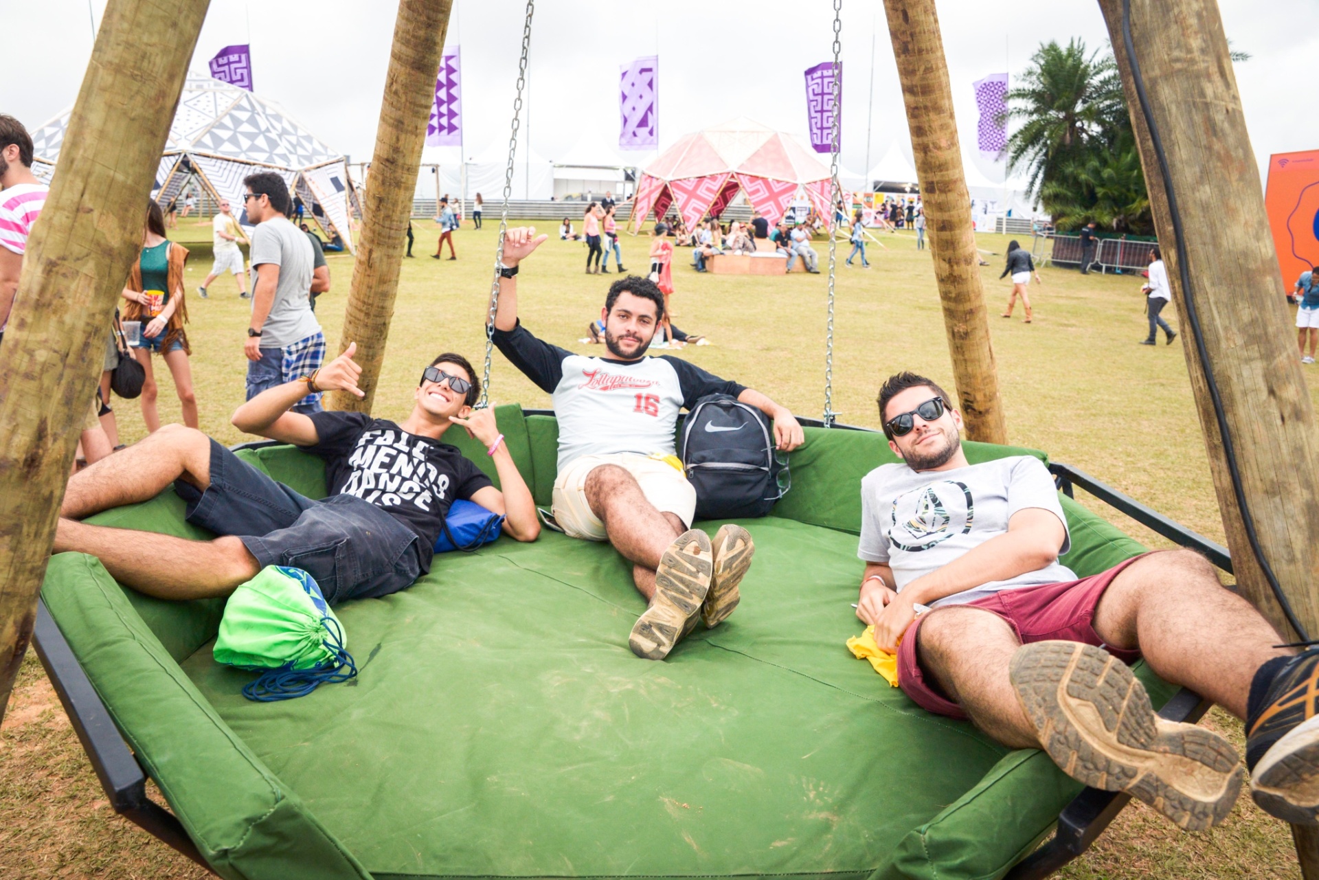 13.mar.2016 - Público aproveita pouca presença de crianças na área dedicada ao público infantil para relaxar entre um show e outro no segundo dia de Lollapalooza Brasil 2016 - Rafael Roncato/UOL