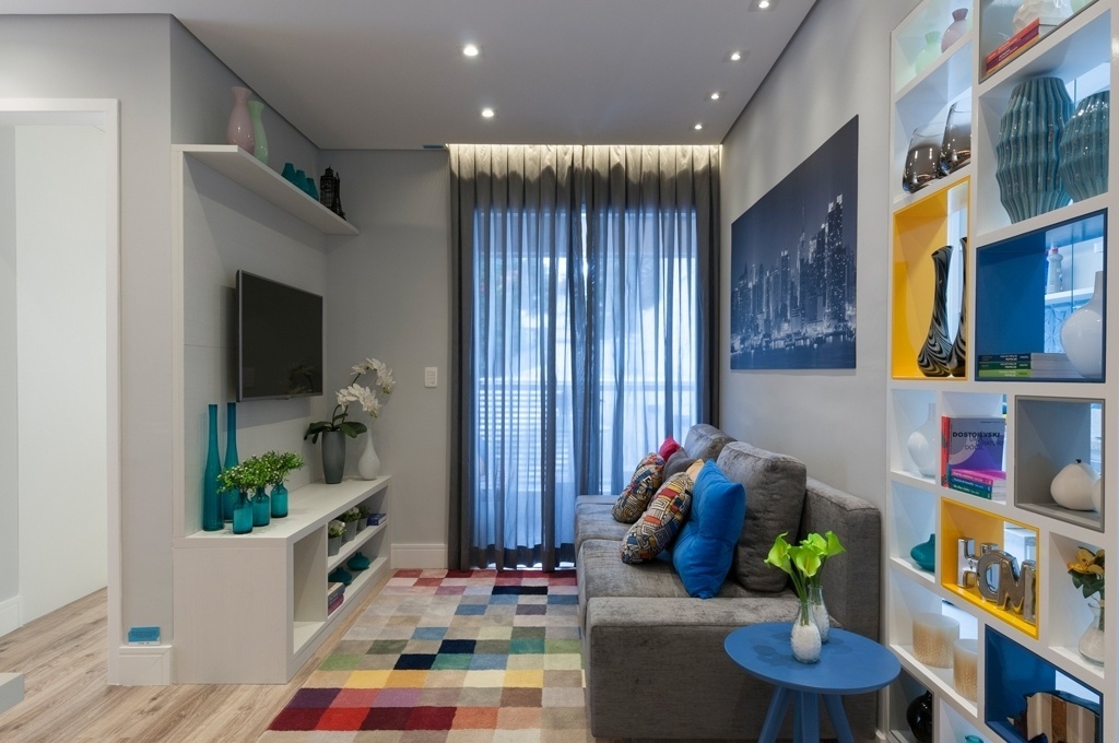 Use cores de um jeito estratégico, introduzindo-as pontualmente, sem ?carregar? os espaços. A arquiteta Adriana Fontana deu modernidade e movimento ao estar com TV: ?A ideia era buscar uma base bem colorida com o tapete, para ter a liberdade de brincar com as cores em almofadas e objetos", diz. Para isso, grandes volumes são pano de fundo, em cores neutras. - Raul Fonseca/ Divulgação