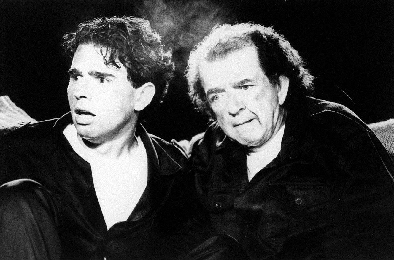 26.fev.97 - Umberto Magnani com o filho Beto em cena da peça "Avesso - A Life in the Theatre" - Divulgação