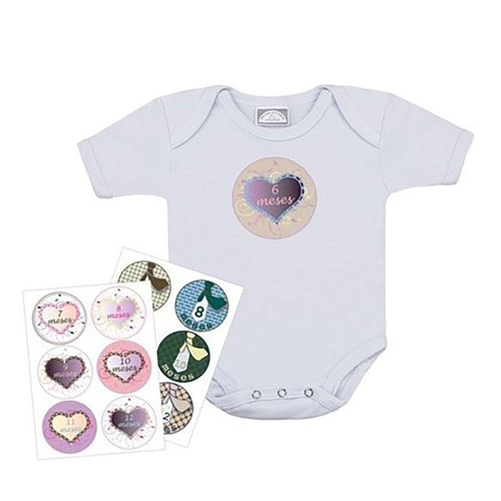 O trio de bodys em suedine da Kids Vitrine (www.lojakidsvitrine.com.br/) --nos tamanhos P, M e G-- são brancos e vem com 12 adesivos ?um para cada mês do ano?, que colam e descolam no tecido. R$ 93,75 - Divulgação