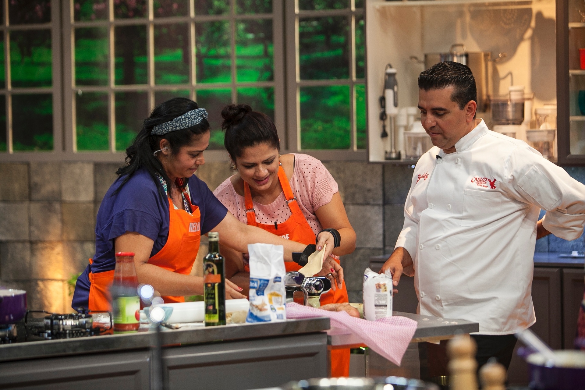 Participantes do "Batalha dos Cozinheiros" se enfrentam na primeira prova oficial do programa. No desafio, eles devem fazer uma massa com as mãos amarradas - Edu Moraes/Record