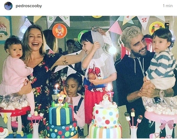 5.set.2016- Pedro Scooby comemorou o aniversário de um ano de Bem e Liz ao lado de Luana Piovani, do filho Dom e de familiares. O surfista escreveu na legenda: "Essa foi a primeira festa de aniversário desses dois presentes que a vida me deu. Ser pai é uma dádiva" - Reprodução/Instagram