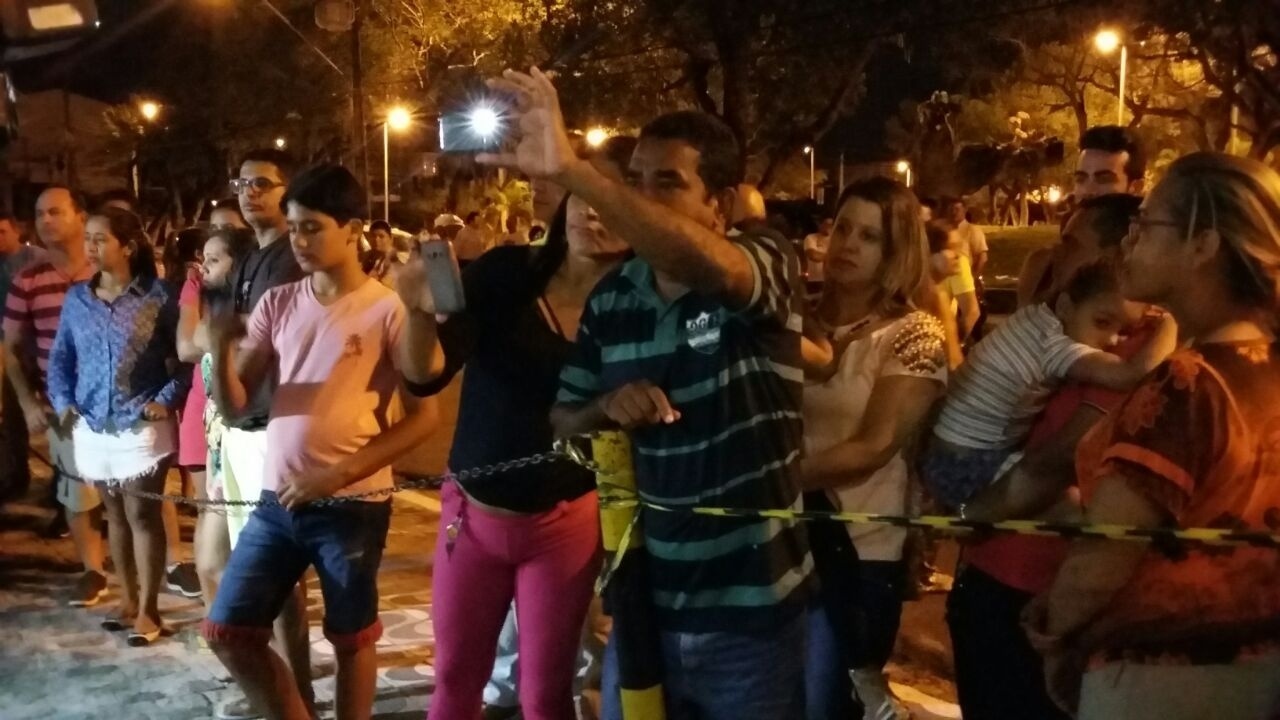 Muitos fãs aguardavam em frente ao IML a chegada do corpo do ator - Flávio Antunes/UOL