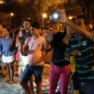 Muitos fãs aguardavam em frente ao IML a chegada do corpo do ator - Flávio Antunes/UOL - Flávio Antunes/UOL